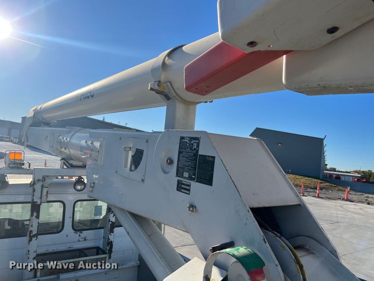 image for item MR9977 2003 Freightliner Business Class M2  bucket truck