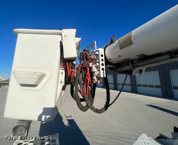 image for item MR9977 2003 Freightliner Business Class M2  bucket truck