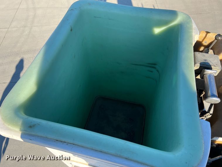 image for item MR9977 2003 Freightliner Business Class M2  bucket truck