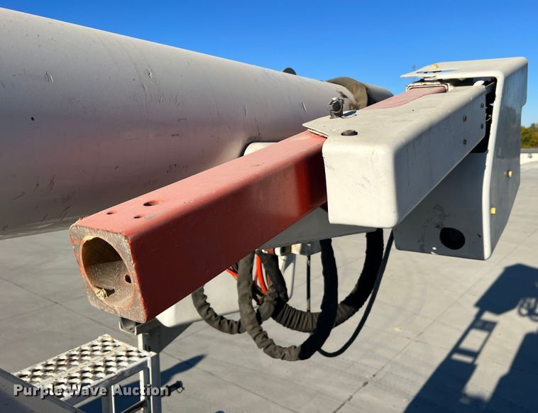 image for item MR9977 2003 Freightliner Business Class M2  bucket truck