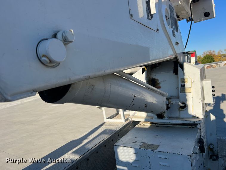 image for item MR9977 2003 Freightliner Business Class M2  bucket truck