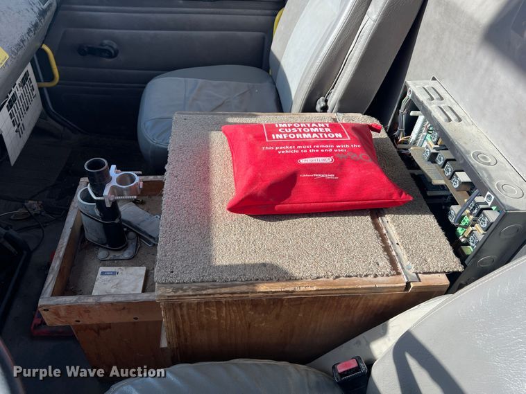 image for item MR9977 2003 Freightliner Business Class M2  bucket truck