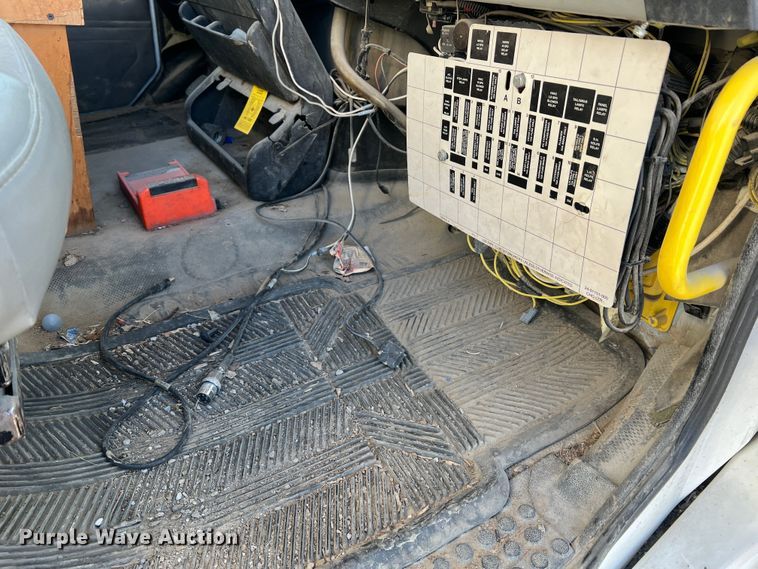 image for item MR9977 2003 Freightliner Business Class M2  bucket truck