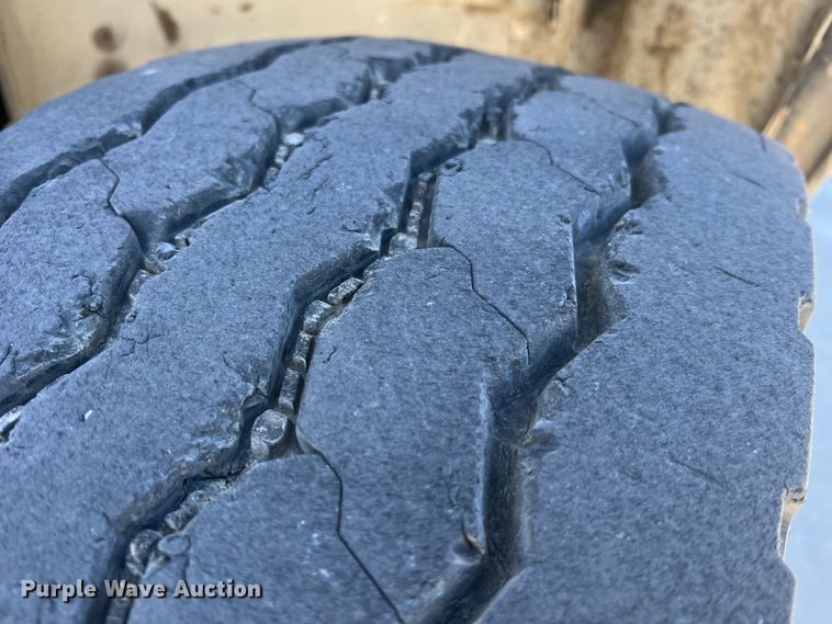 image for item MR9977 2003 Freightliner Business Class M2  bucket truck