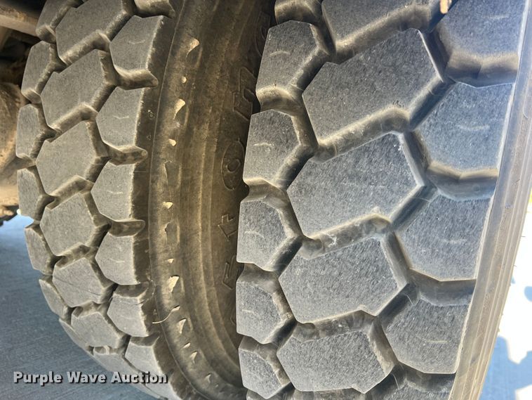 image for item MR9977 2003 Freightliner Business Class M2  bucket truck