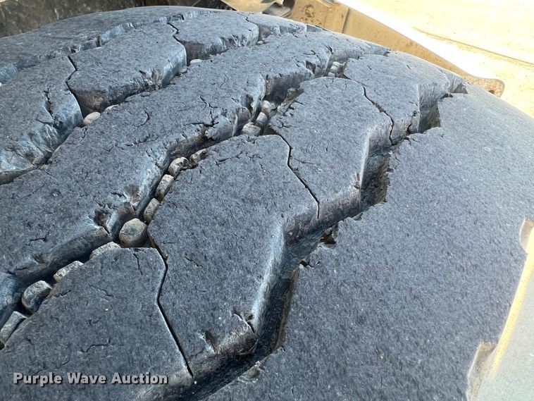 image for item MR9977 2003 Freightliner Business Class M2  bucket truck