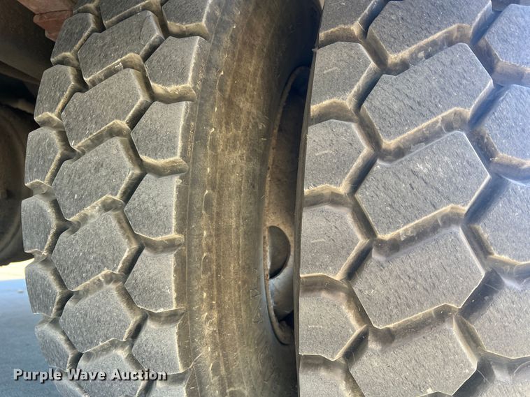 image for item MR9977 2003 Freightliner Business Class M2  bucket truck