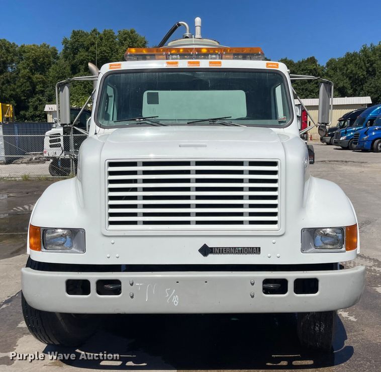 image for item MU9117 2001 International 4700  sewer jetter truck
