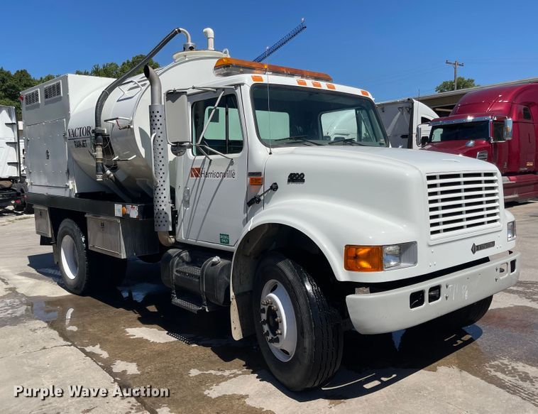 image for item MU9117 2001 International 4700  sewer jetter truck