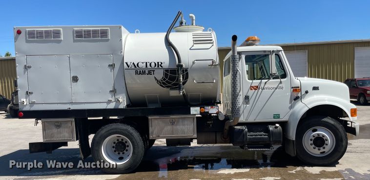 image for item MU9117 2001 International 4700  sewer jetter truck