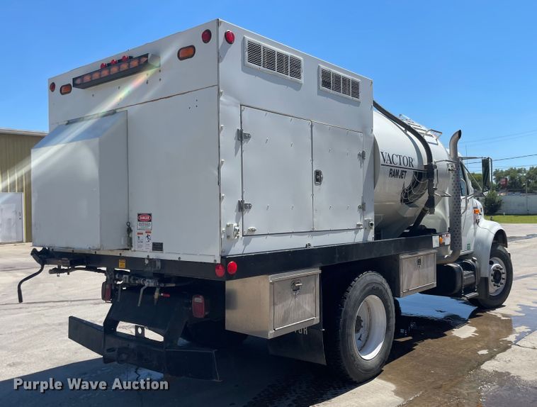 image for item MU9117 2001 International 4700  sewer jetter truck