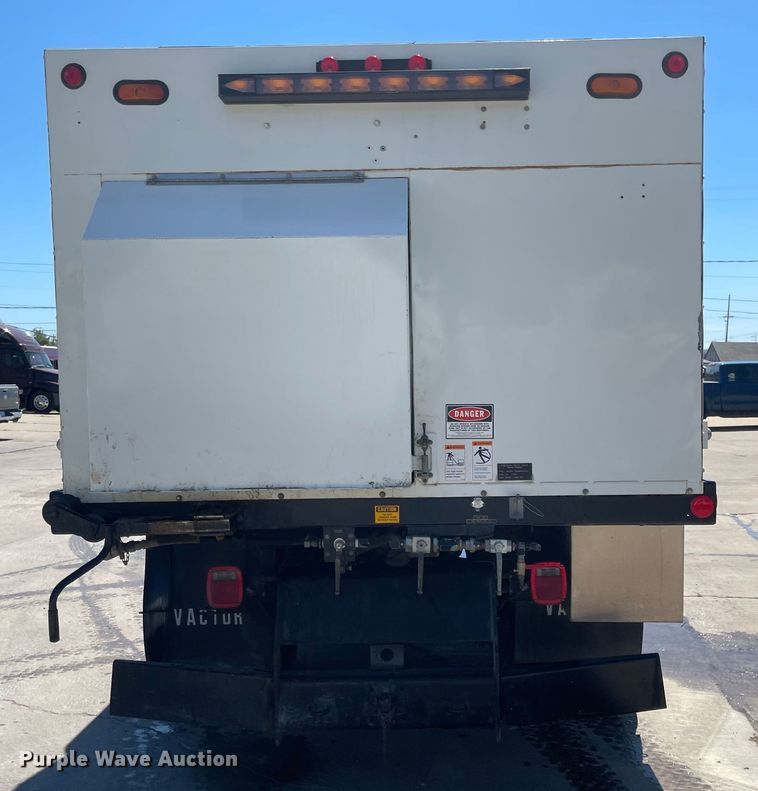 image for item MU9117 2001 International 4700  sewer jetter truck