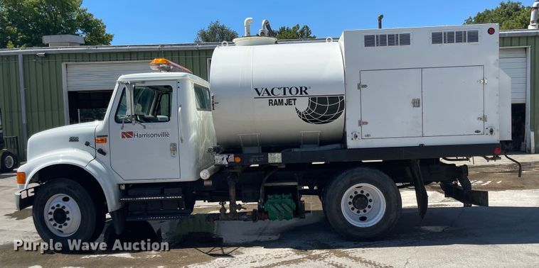 image for item MU9117 2001 International 4700  sewer jetter truck