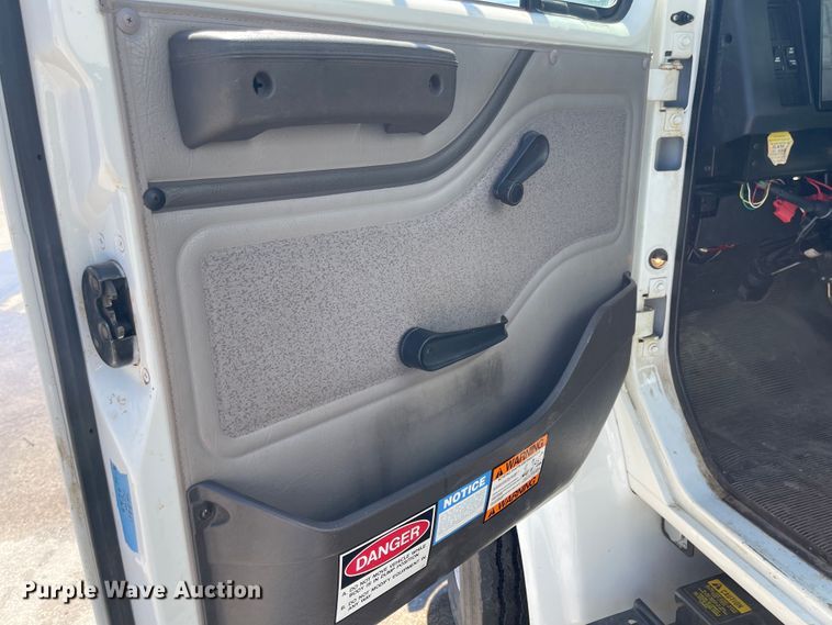 image for item MU9117 2001 International 4700  sewer jetter truck