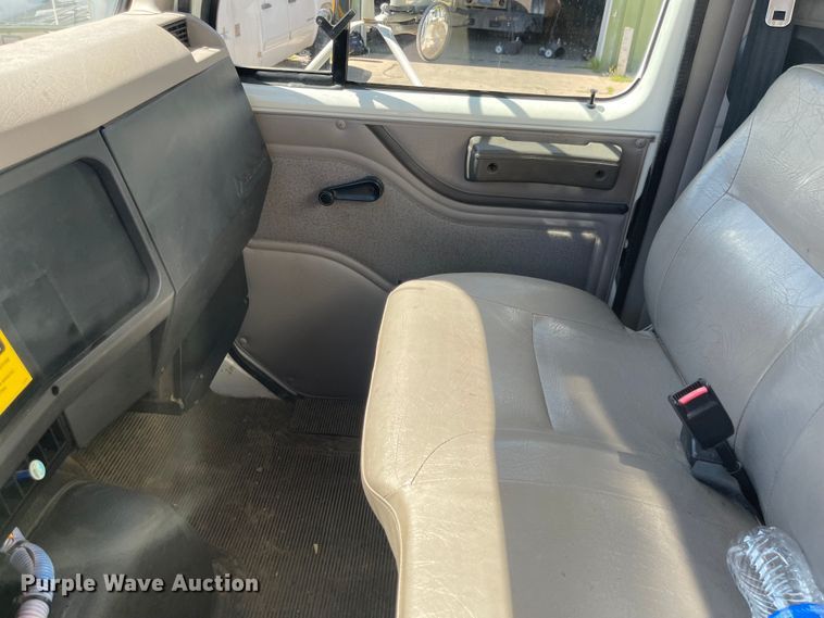 image for item MU9117 2001 International 4700  sewer jetter truck