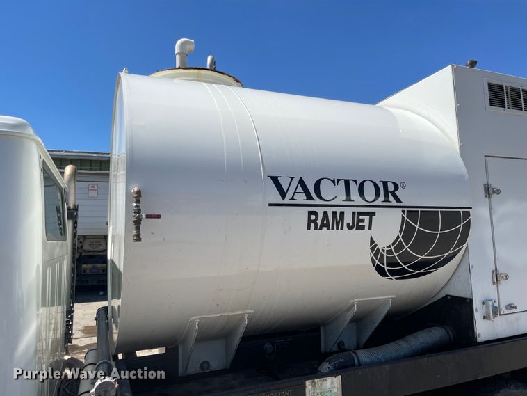 image for item MU9117 2001 International 4700  sewer jetter truck