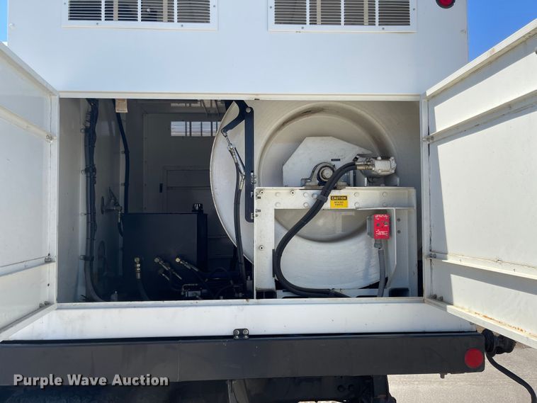 image for item MU9117 2001 International 4700  sewer jetter truck