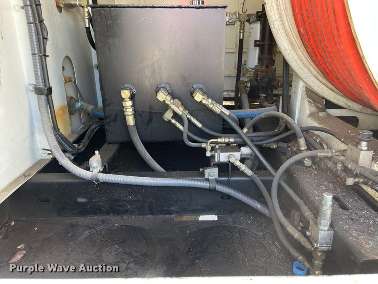 image for item MU9117 2001 International 4700  sewer jetter truck