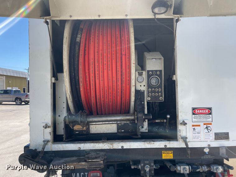 image for item MU9117 2001 International 4700  sewer jetter truck