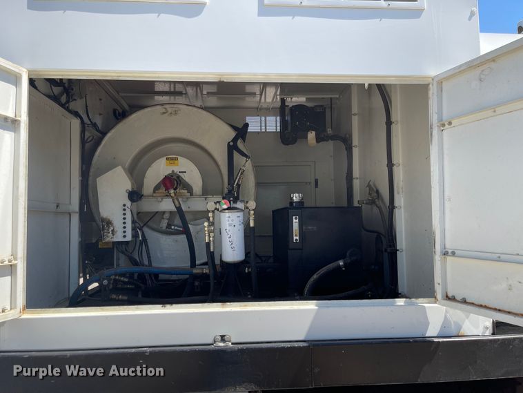 image for item MU9117 2001 International 4700  sewer jetter truck