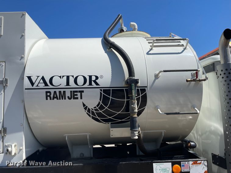 image for item MU9117 2001 International 4700  sewer jetter truck