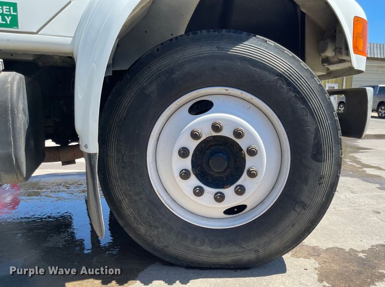 image for item MU9117 2001 International 4700  sewer jetter truck