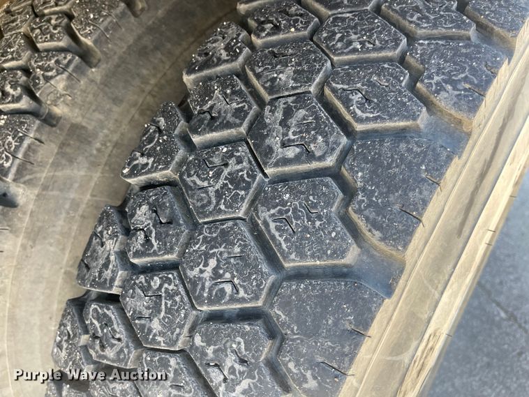 image for item MU9117 2001 International 4700  sewer jetter truck