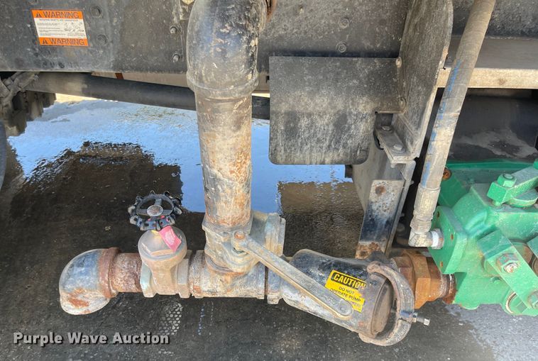 image for item MU9117 2001 International 4700  sewer jetter truck