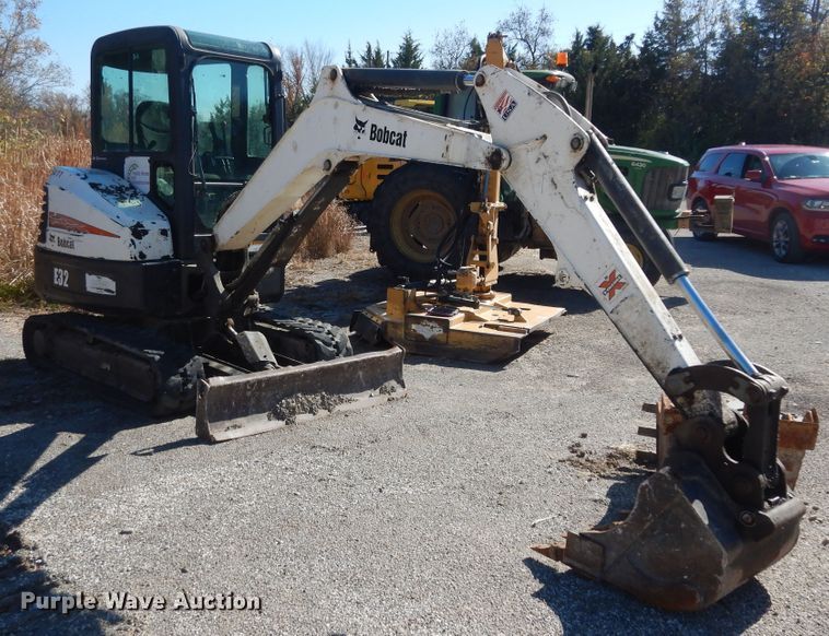 image for item DI6792 2011 Bobcat E32  mini excavator