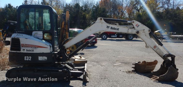 image for item DI6792 2011 Bobcat E32  mini excavator