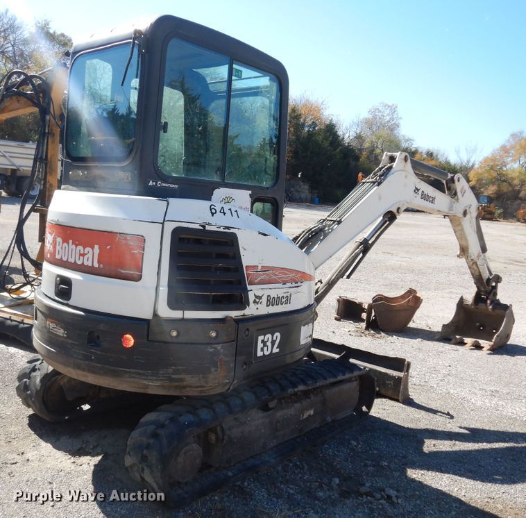 image for item DI6792 2011 Bobcat E32  mini excavator