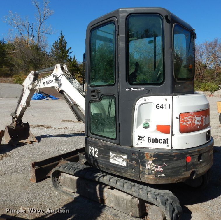 image for item DI6792 2011 Bobcat E32  mini excavator