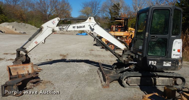 image for item DI6792 2011 Bobcat E32  mini excavator