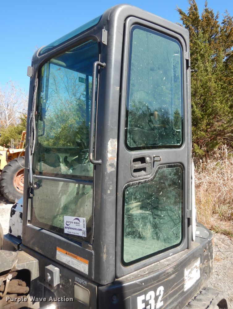 image for item DI6792 2011 Bobcat E32  mini excavator