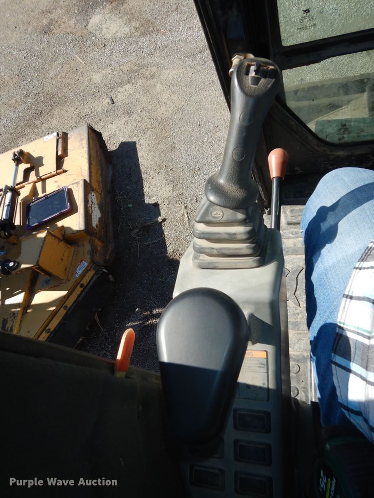 image for item DI6792 2011 Bobcat E32  mini excavator