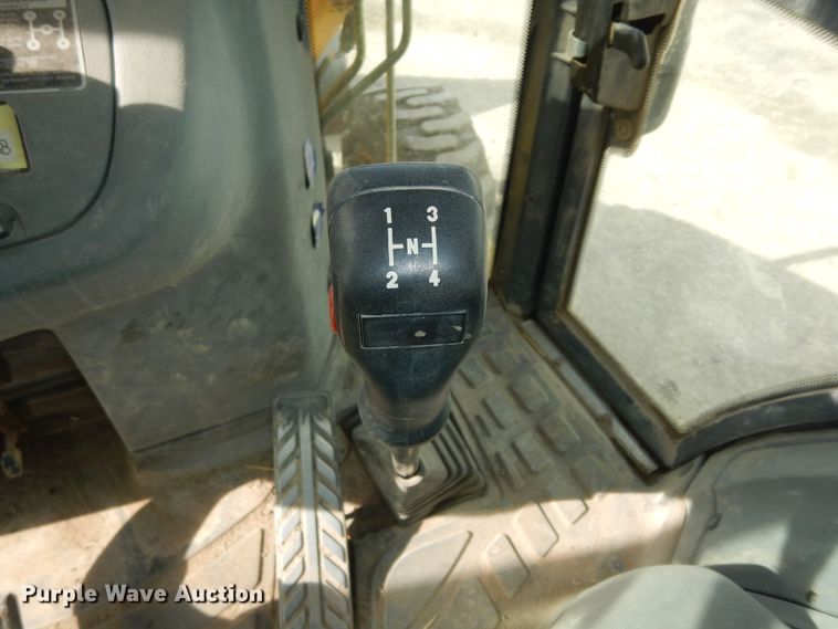 image for item DI6834 2001 New Holland LB110  backhoe