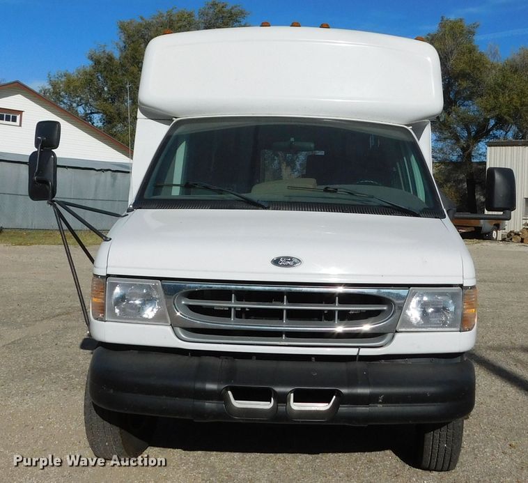 image for item DM2517 2000 Ford E350 Super Duty  shuttle bus