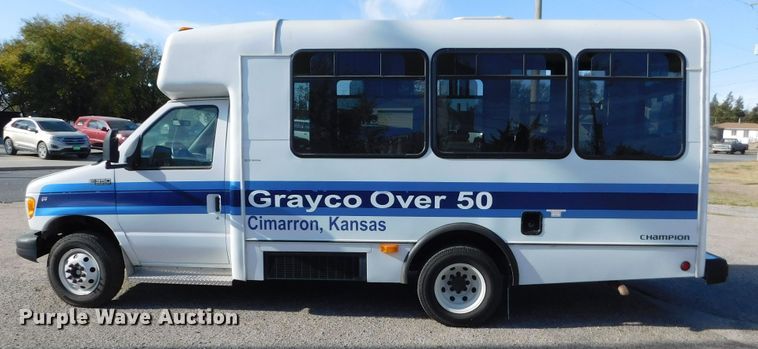 image for item DM2517 2000 Ford E350 Super Duty  shuttle bus