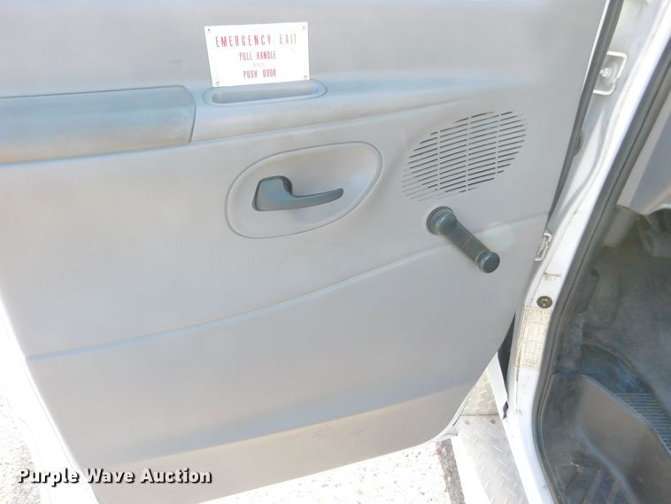 image for item DM2517 2000 Ford E350 Super Duty  shuttle bus