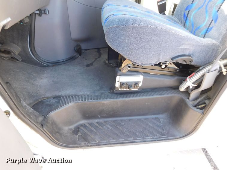 image for item DM2517 2000 Ford E350 Super Duty  shuttle bus