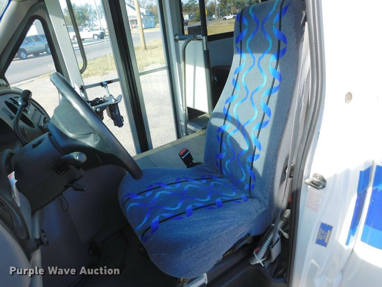 image for item DM2517 2000 Ford E350 Super Duty  shuttle bus