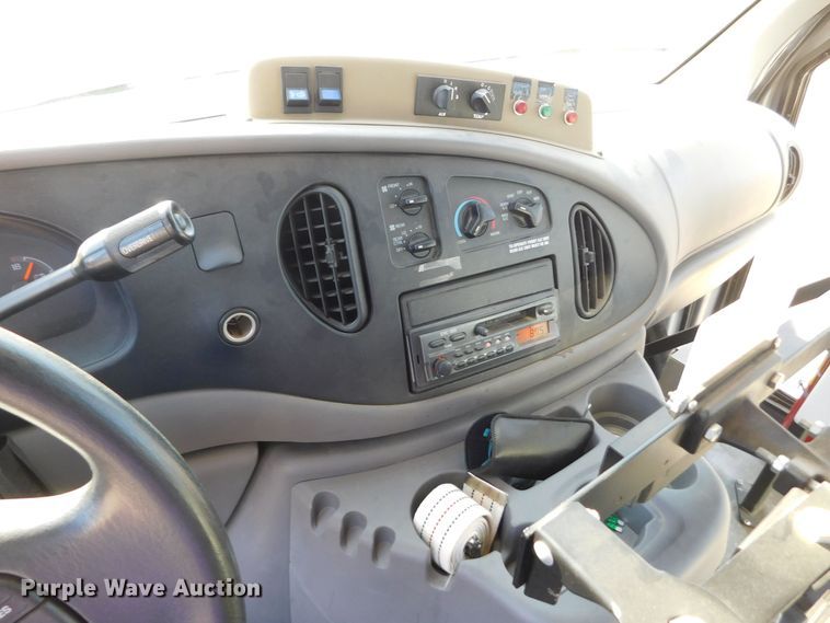 image for item DM2517 2000 Ford E350 Super Duty  shuttle bus