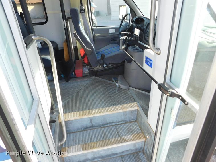 image for item DM2517 2000 Ford E350 Super Duty  shuttle bus