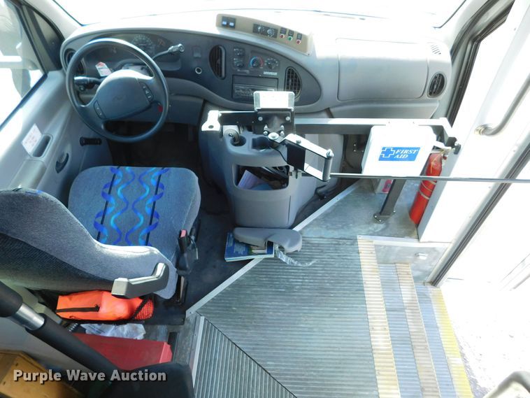 image for item DM2517 2000 Ford E350 Super Duty  shuttle bus