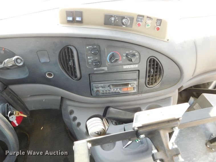 image for item DM2517 2000 Ford E350 Super Duty  shuttle bus