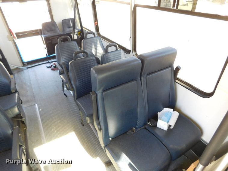 image for item DM2517 2000 Ford E350 Super Duty  shuttle bus