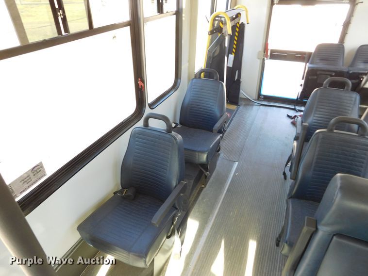 image for item DM2517 2000 Ford E350 Super Duty  shuttle bus