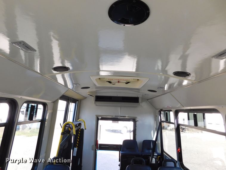 image for item DM2517 2000 Ford E350 Super Duty  shuttle bus