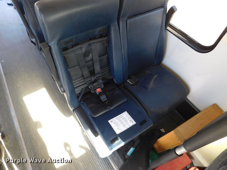 image for item DM2517 2000 Ford E350 Super Duty  shuttle bus