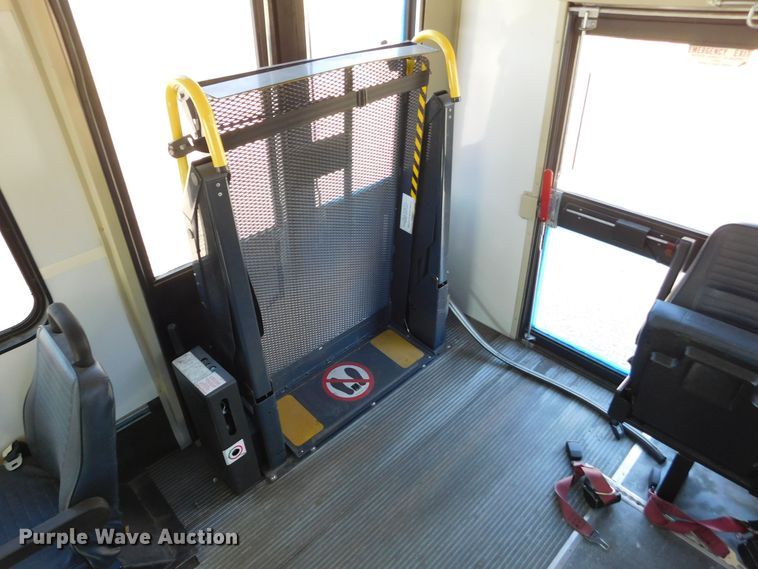 image for item DM2517 2000 Ford E350 Super Duty  shuttle bus